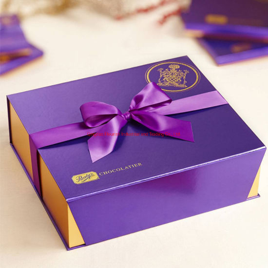 Boîte d'emballage de cadeau en carton en forme de carré de logo personnalisé avec ruban