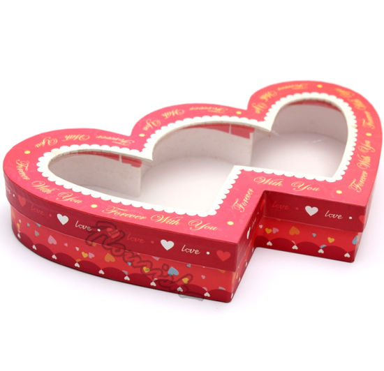 Boîte à bonbons faite à la main avec fenêtre en forme de coeur