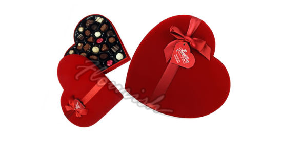 Boîte de papier d'emballage de chocolat en forme de coeur de couleur rouge avec insert
