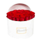 Emballage de fleurs de couleur rose romantique et tenant une boîte en carton pour la cérémonie de mariage