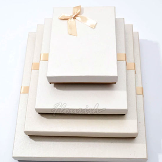 Boîte de collier en papier enduit beige de taille moyenne