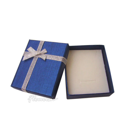 Boîte à bagues carrées en papier d'art bleu avec noeud papillon en argent