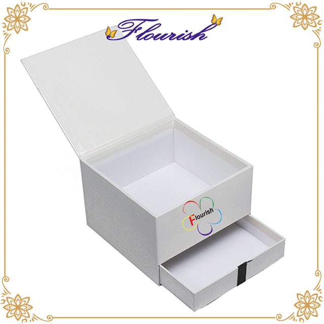 bo&icirc;te en carton fleur avec deux couches