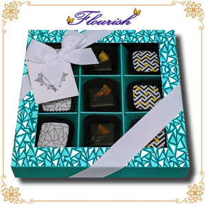 Boîte de présentation de chocolat assorti de papier couché raffiné avec ruban soyeux