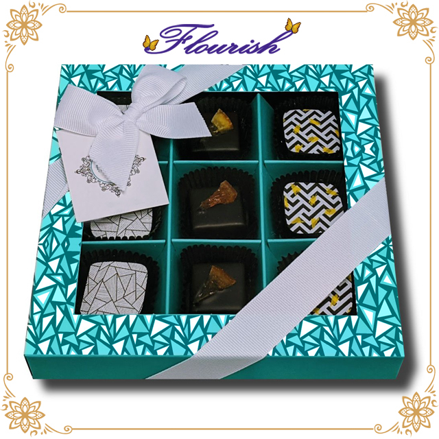 Boîte de présentation de chocolat assorti de papier couché raffiné avec ruban soyeux