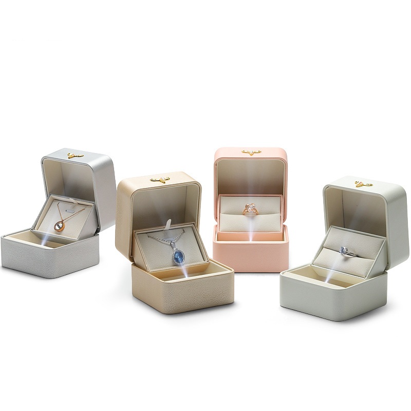 Boîte-cadeau de bijoux LED en cuir PU de luxe personnalisé